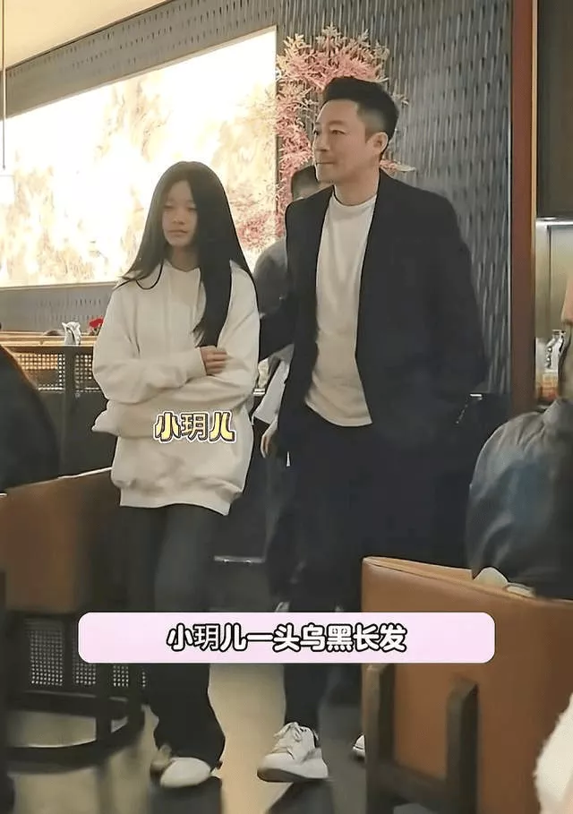 汪小菲开豪车带女儿北京逛街,12岁小玥儿身高突出