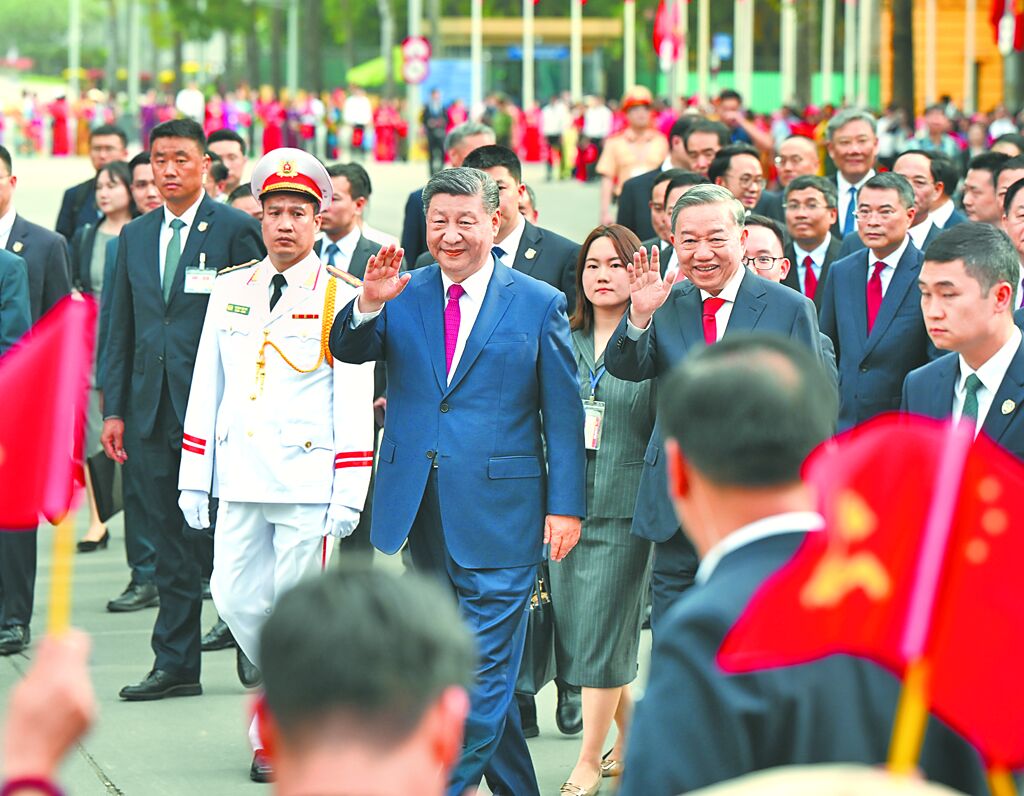 北京与越南正加快推动跨境经济合作区建设。 图为中共中央总书记习近平2025年4月访问越南。 (新华社)
