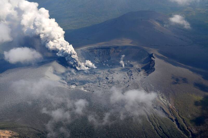 日本熊本县阿苏火山观光直升机坠毁,导致2名台湾旅客、1名日籍驾驶丧命,当局将于6月15日起展开机身和遗体收回作业。阿苏火山示意图。(美联社) 日本熊本县阿苏火山观光直升机坠毁,导致2名台湾旅客、1名日籍驾驶丧命,当局将于6月15日起展开机身和遗体收回作业。阿苏火山示意图。(美联社)