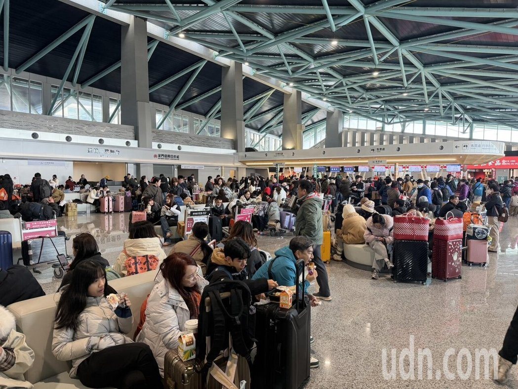 金门气象站指出,今日仍以晴时多云、高温炎热天气为主,风向将由偏南风逐渐转为东北风... 金门气象站指出,今日仍以晴时多云、高温炎热天气为主,风向将由偏南风逐渐转为东北风...