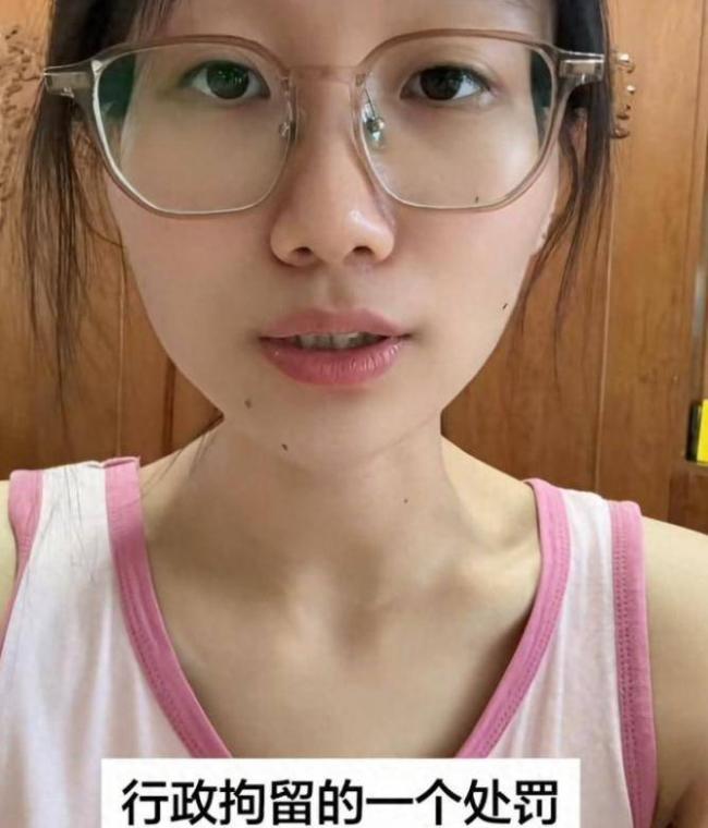 骂完同胞后，对着老外笑：北京导游事件后续来了
