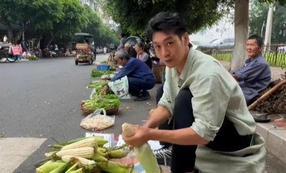 知名男演员无戏可拍,回四川老家摆摊卖菜