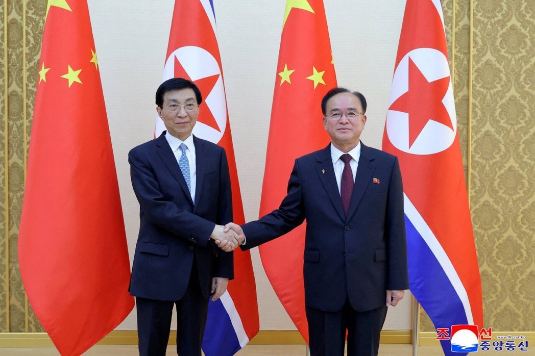 北韩官媒朝中社16日发布指,7月15日,大陆全国政协主席王沪宁(左)访问北韩平壤... 北韩官媒朝中社16日发布指,7月15日,大陆全国政协主席王沪宁(左)访问北韩平壤...