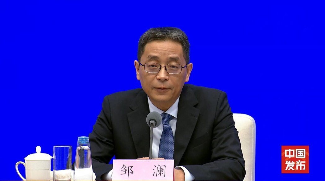 中国人民银行新闻发言人、副行长邹澜。图/截自界面新闻直播 中国人民银行新闻发言人、副行长邹澜。图/截自界面新闻直播