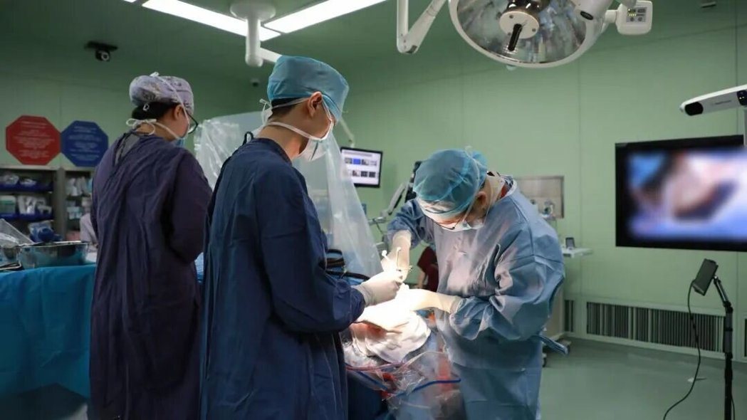 上海复旦大学附属华山医院近日完成植入式脑机介面手部运动功能代偿系统(NEO)获批... 上海复旦大学附属华山医院近日完成植入式脑机介面手部运动功能代偿系统(NEO)获批...