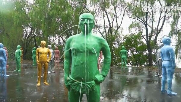 上海东方绿舟的池中人雕像近期成为网上讨论焦点，多数网友认为气氛阴森，宛如邪教仪式。 （图/翻摄微博）