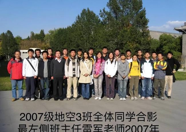 王虹北大毕业照流出，获评优秀毕业生，网友却嘲