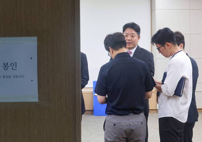 南韩调查人员今(23)日突袭搜查中央选举管理委员会办公室。(法新社) 南韩调查人员今(23)日突袭搜查中央选举管理委员会办公室。(法新社)